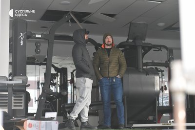 Вибиті вікна та горілі автівки: фото наслідків нічної атаки РФ на Одесу Вибиті вікна та горілі автівки: фото наслідків нічної атаки РФ на Одесу