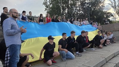 Студенти та інші місцеві жителі розгорнули дев'ятиметровий прапор у Миколаєві, 23 серпня 2025 року Студенти та інші місцеві жителі розгорнули дев'ятиметровий прапор у Миколаєві, 23 серпня 2025 року