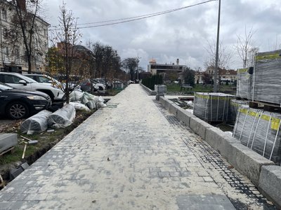 Перекладання тротуарної плитки у центрі Полтави: на якому етапі будівництво безбар’єрного маршруту Перекладання тротуарної плитки у центрі Полтави: на якому етапі будівництво безбар’єрного маршруту