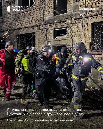 Рятувальники по голосу знайшли пораненого чоловіка і дістали з-під завалів зруйнованого підʼїзду у Запоріжжі 1 травня 2025 року Рятувальники по голосу знайшли пораненого чоловіка і дістали з-під завалів зруйнованого підʼїзду у Запоріжжі 1 травня 2025 року