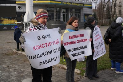 У Дніпрі рідні військових вийшли на пікет за чіткі терміни служби та демобілізацію У Дніпрі рідні військових вийшли на пікет за чіткі терміни служби та демобілізацію