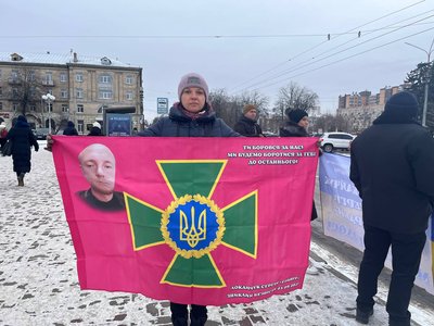 "Хай кажуть, що він загинув, а ми чекаємо його живим": у Черкасах відбулася акція "Не мовчи — полон вбиває" "Хай кажуть, що він загинув, а ми чекаємо його живим": у Черкасах відбулася акція "Не мовчи — полон вбиває"