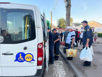 У Бердичеві на Житомирщині зустріли черговий потяг з евакуйованими жителями Донеччини У Бердичеві на Житомирщині зустріли черговий потяг з евакуйованими жителями Донеччини