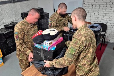 Дитяче харчування та іграшки: нацгвардійці доставили пакунки в окуповані Олешки на Херсонщині Дитяче харчування та іграшки: нацгвардійці доставили пакунки в окуповані Олешки на Херсонщині