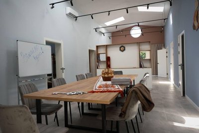 Родина з прийомними дітьми на Київщині отримала новий дім завдяки благодійникам Родина з прийомними дітьми на Київщині отримала новий дім завдяки благодійникам