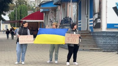 "Зупинись о дев’ятій". У Глухові дружини загиблих бійців закликають долучатися до хвилини мовчання "Зупинись о дев’ятій". У Глухові дружини загиблих бійців закликають долучатися до хвилини мовчання