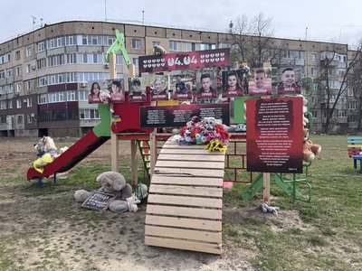 "Страшно, коли ти ховаєш своїх дітей": рік після ракетного удару по дитмайданчику у Кривому Розі "Страшно, коли ти ховаєш своїх дітей": рік після ракетного удару по дитмайданчику у Кривому Розі