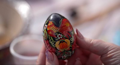 "Кожен малюнок — символічний". Майстриня з Дніпропетровщини розповіла, як створює писанки та мальованки "Кожен малюнок — символічний". Майстриня з Дніпропетровщини розповіла, як створює писанки та мальованки