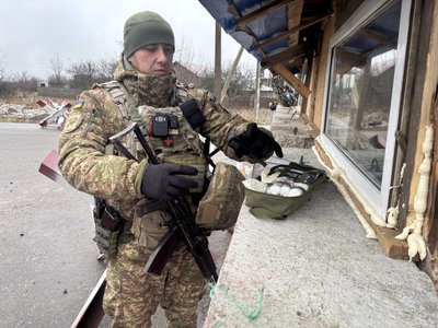 Нацгвардієць бригади "Скіф" Євгеній показує аптечку Нацгвардієць бригади "Скіф" Євгеній показує аптечку