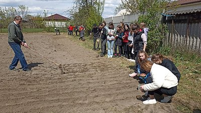"Сади перемоги": в Ушомирській громаді Житомирщини вирощують овочі для ліцеїв, садочків та ЗСУ "Сади перемоги": в Ушомирській громаді Житомирщини вирощують овочі для ліцеїв, садочків та ЗСУ