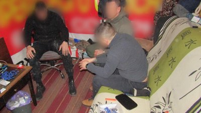 Налагодили продаж психотропів: у Запоріжжі трьом чоловікам повідомлено про підозру Налагодили продаж психотропів: у Запоріжжі трьом чоловікам повідомлено про підозру