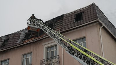“Пів поверху вигоріло вщент”. В готель у центрі Сум влучили два російські безпілотники “Пів поверху вигоріло вщент”. В готель у центрі Сум влучили два російські безпілотники