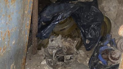 Міни у сховку та граната в під'їзді: у Житомирському районі поліцейські вилучили боєприпаси Міни у сховку та граната в під'їзді: у Житомирському районі поліцейські вилучили боєприпаси