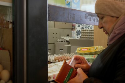 Жителька Харкова обирає яйця на ринку на Салтівці Жителька Харкова обирає яйця на ринку на Салтівці