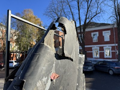 У центрі Полтави встановили уламок "шахеда" У центрі Полтави встановили уламок "шахеда"