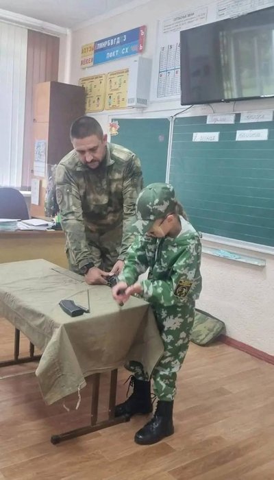 İşğalciler Qırımnıñ Qurman rayonınıñ balalarına Kalaşnikov avtomatını parçalamağa ögrete ediler İşğalciler Qırımnıñ Qurman rayonınıñ balalarına Kalaşnikov avtomatını parçalamağa ögrete ediler
