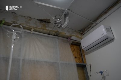 Приймають з вибитими вікнами та пошкодженими кабінетами: робота медцентру в Одесі після атаки РФ Приймають з вибитими вікнами та пошкодженими кабінетами: робота медцентру в Одесі після атаки РФ