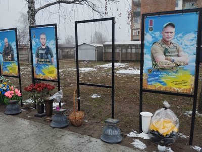 У Терешках відновили викрадений плакат загиблого захисника на Алеї Героїв У Терешках відновили викрадений плакат загиблого захисника на Алеї Героїв