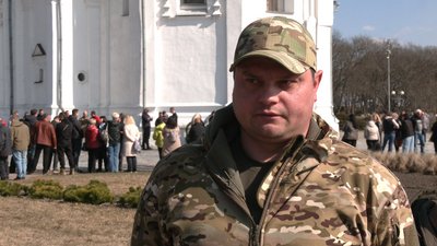 "Дуже шкода, що молоді так гинуть": у Чернігові попрощалися з трьома військовослужбовцями "Дуже шкода, що молоді так гинуть": у Чернігові попрощалися з трьома військовослужбовцями