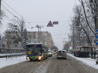 Здійснили більш як 70 виїздів на понад тисячу кілометрів: як у Чернівцях прибирають дороги від снігу Здійснили більш як 70 виїздів на понад тисячу кілометрів: як у Чернівцях прибирають дороги від снігу