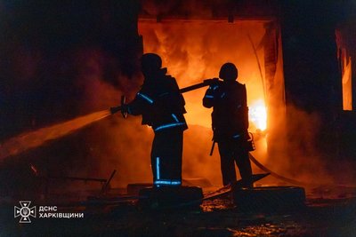 Рятувальник гасить пожежу, що виникла після російських ударів по АЗС у Солоницівській громаді, 27 червня 2026 року Рятувальник гасить пожежу, що виникла після російських ударів по АЗС у Солоницівській громаді, 27 червня 2026 року