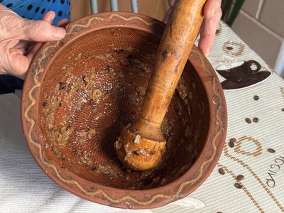 Без капусти та томатів: як готують білий борщ за давнім рецептом у селі Чернівеччини Без капусти та томатів: як готують білий борщ за давнім рецептом у селі Чернівеччини
