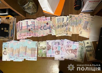 Щомісячний дохід від 6 млн грн. У Кривому Розі в ході спецоперації затримали ймовірних наркозбувачів Щомісячний дохід від 6 млн грн. У Кривому Розі в ході спецоперації затримали ймовірних наркозбувачів
