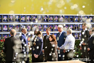 Міністри закордонних справ України, Румунії та Молдови вшановують пам'ять полеглих бійців в Чернівцях Міністри закордонних справ України, Румунії та Молдови вшановують пам'ять полеглих бійців в Чернівцях