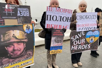"Поверніть героїв з полону": в Одесі відбулась акція рідних українських захисників, яких утримує РФ "Поверніть героїв з полону": в Одесі відбулась акція рідних українських захисників, яких утримує РФ