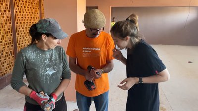 Волонтери з Японії, Португалії, Італії, Казахстану, та ветеран 3 ОШБр: у Ладані Бур-табір ремонтує будинок культури Волонтери з Японії, Португалії, Італії, Казахстану, та ветеран 3 ОШБр: у Ладані Бур-табір ремонтує будинок культури