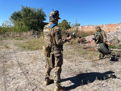 "Чим більше ми їх спалимо, тим менше полетить в нашу сторону": як працюють на прикордонні пілоти FPV-дронів "Чим більше ми їх спалимо, тим менше полетить в нашу сторону": як працюють на прикордонні пілоти FPV-дронів