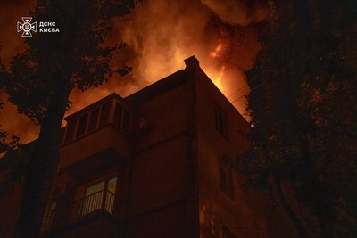 Вночі у Києві палав дах п'ятиповерхівки: мешканців евакуювали Вночі у Києві палав дах п'ятиповерхівки: мешканців евакуювали