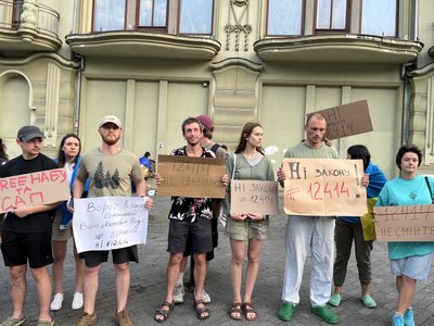 Київ, Дніпро, Одеса та інші міста протестують проти ухваленого Радою законопроєкту, що нівелює незалежність НАБУ та САП Київ, Дніпро, Одеса та інші міста протестують проти ухваленого Радою законопроєкту, що нівелює незалежність НАБУ та САП