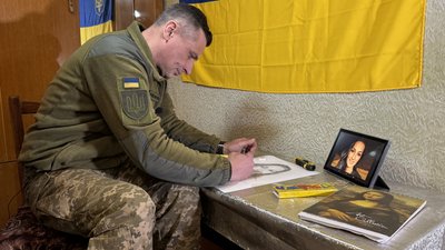 Ярослав "Пікассо" Байда військовослужбовець 111 окремої бригади ТрО ЗСУ малює портрет медикині роти Донецька область Ярослав "Пікассо" Байда військовослужбовець 111 окремої бригади ТрО ЗСУ малює портрет медикині роти Донецька область