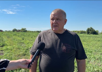 Вага найбільшого кавуна — майже 15 кг: як фермер на Роменщині вирощує кавуни та дині Вага найбільшого кавуна — майже 15 кг: як фермер на Роменщині вирощує кавуни та дині