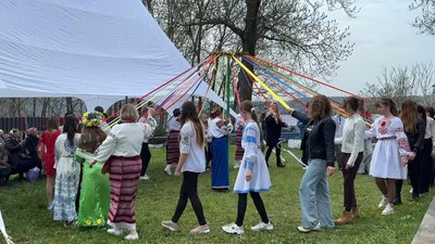 "Ми не коримося, відроджуємо традиції, ми є": на Хмельниччині провели традиційні гаївки "Ми не коримося, відроджуємо традиції, ми є": на Хмельниччині провели традиційні гаївки