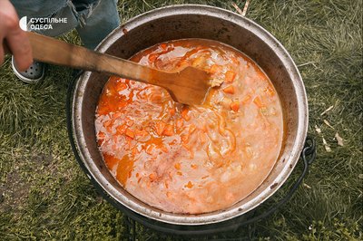 В Одесі готували козацький куліш, щоб зібрати гроші на дрон для ЗСУ В Одесі готували козацький куліш, щоб зібрати гроші на дрон для ЗСУ