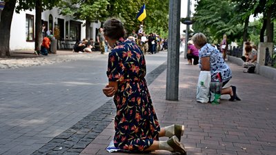 У Лосинівці на Чернігівщині попрощалися із сержантом Михайлом Ковалем, який помер у лікарні від мінно-вибухових травм У Лосинівці на Чернігівщині попрощалися із сержантом Михайлом Ковалем, який помер у лікарні від мінно-вибухових травм
