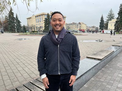 Техаський гумор з українською душею: у Луцьку американець Майкл Віллена збирає гроші на ЗСУ Техаський гумор з українською душею: у Луцьку американець Майкл Віллена збирає гроші на ЗСУ