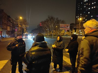 У Дніпрі жителі однієї з багатоповерхівок перекрили дорогу через відсутність світла У Дніпрі жителі однієї з багатоповерхівок перекрили дорогу через відсутність світла