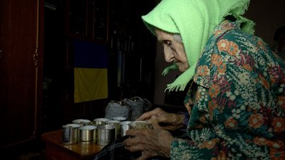 "За день робимо вісімдесят — дев'яносто окопних свічок", — вінничанка про волонтерство у 95 років "За день робимо вісімдесят — дев'яносто окопних свічок", — вінничанка про волонтерство у 95 років