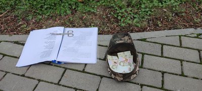 Співає просто неба: на Вінниччині оборонець збирає донати для брата, який боронить Україну Співає просто неба: на Вінниччині оборонець збирає донати для брата, який боронить Україну