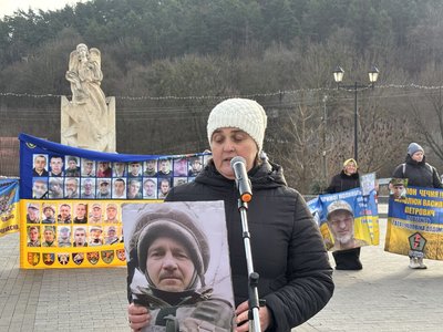 Акція на підтримку військовополонених і зниклих безвісти, акція у Кременці, Анна Тернова, Тернопільщина, 9 грудня 2025 року Акція на підтримку військовополонених і зниклих безвісти, акція у Кременці, Анна Тернова, Тернопільщина, 9 грудня 2025 року