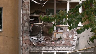Балкон, який пошкоджено унаслідок російського обстрілу Балкон, який пошкоджено унаслідок російського обстрілу