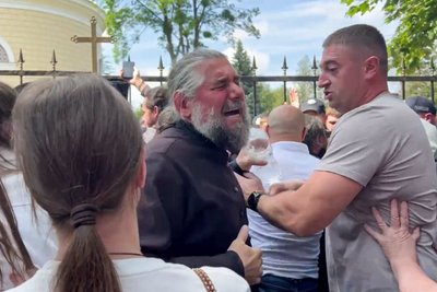 Сутичка біля Свято-Духівського собору у Чернівцях Сутичка біля Свято-Духівського собору у Чернівцях