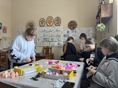 Подільський віночок із воску: у громаді на Вінниччині навчають давнього ремесла Подільський віночок із воску: у громаді на Вінниччині навчають давнього ремесла