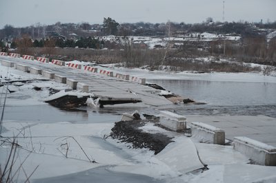 Переправа через річку Мжу, яку змило водою, Нововодолазька громада, 23 лютого 2026 року Переправа через річку Мжу, яку змило водою, Нововодолазька громада, 23 лютого 2026 року