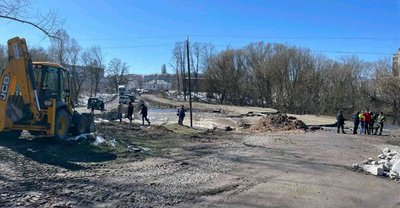 У Малині на Житомирщині через підняття рівня води в річці затопило пішохідну переправу – вода продовжує прибувати У Малині на Житомирщині через підняття рівня води в річці затопило пішохідну переправу – вода продовжує прибувати