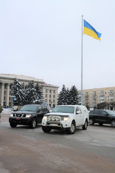 У День ЗСУ військовим для потреб фронту житомирські волонтери передали два авто У День ЗСУ військовим для потреб фронту житомирські волонтери передали два авто