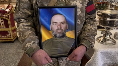 У Полтаві попрощались із 44-річним військовослужбовцем Юрієм Дудником У Полтаві попрощались із 44-річним військовослужбовцем Юрієм Дудником